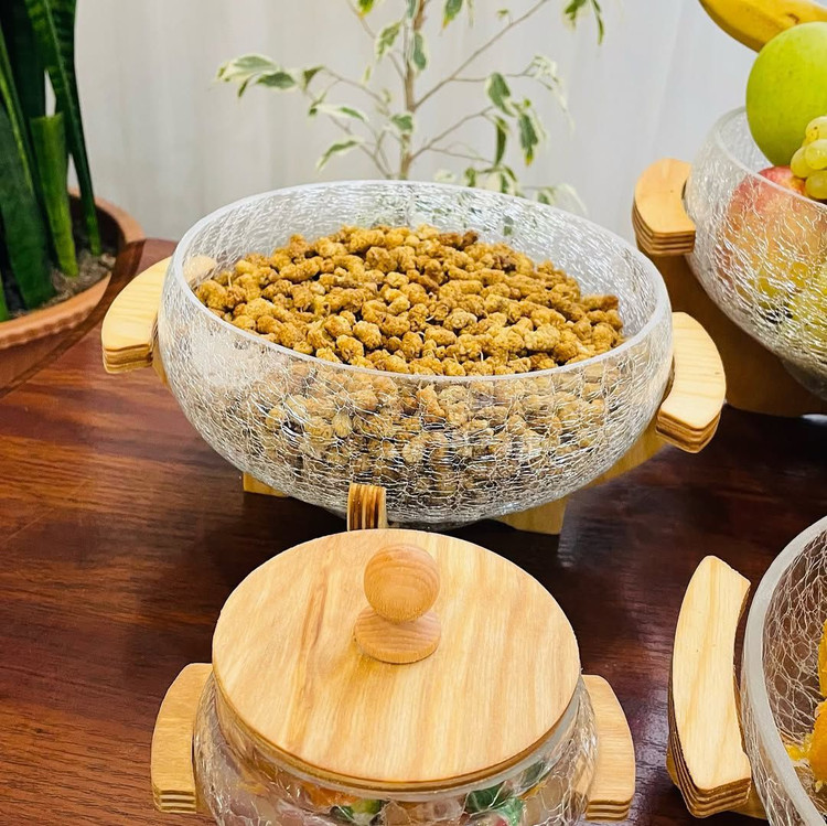 سرویس پذیرایی شیشه آبگز با پایه هایی چوبی